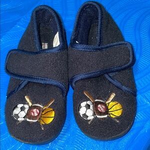 Karamel Corn boys’ size 6 dark blue sports-themed slippers with rubber sole